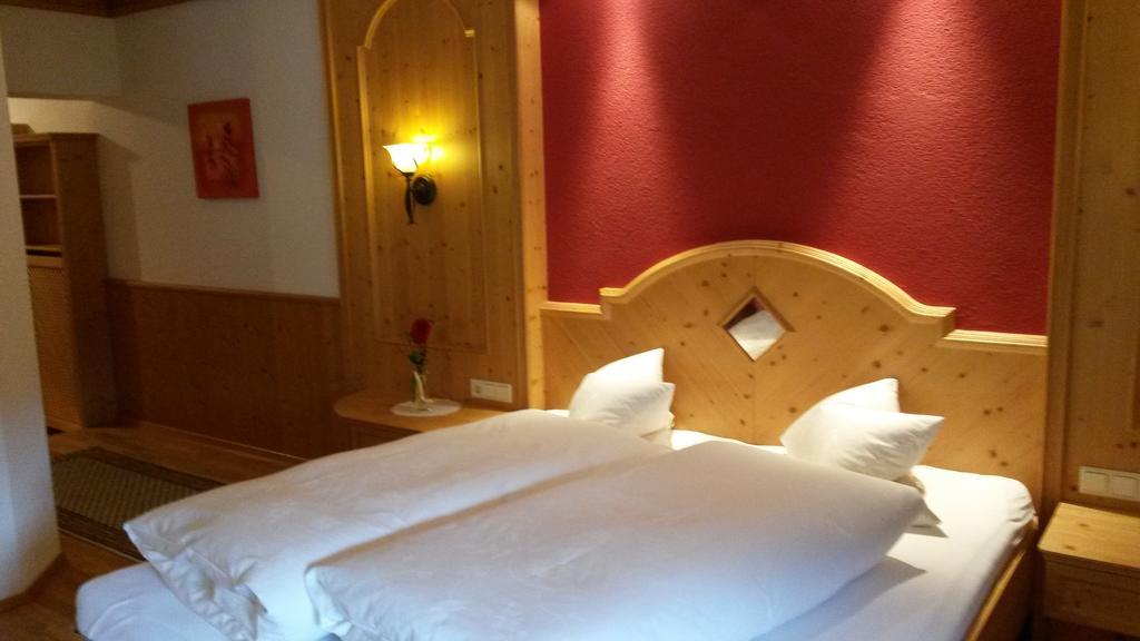 Gasthof Pension Traube Karres Zimmer foto