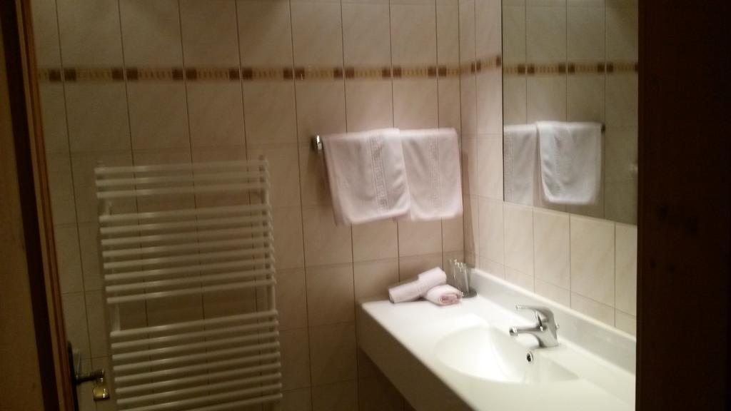 Gasthof Pension Traube Karres Zimmer foto