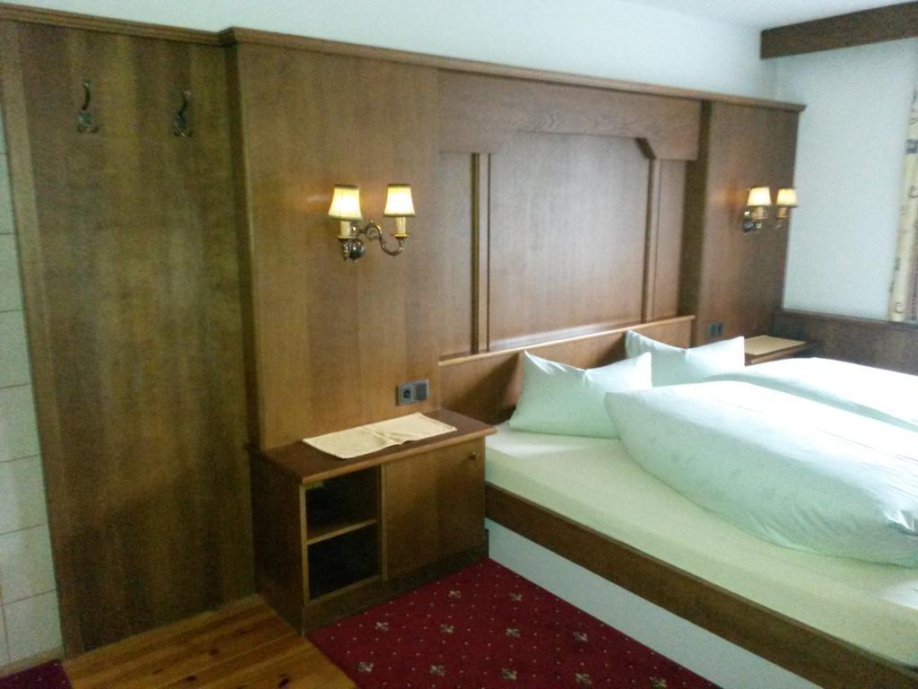 Gasthof Pension Traube Karres Zimmer foto