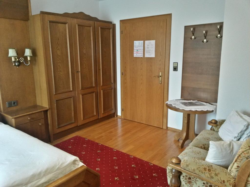 Gasthof Pension Traube Karres Zimmer foto
