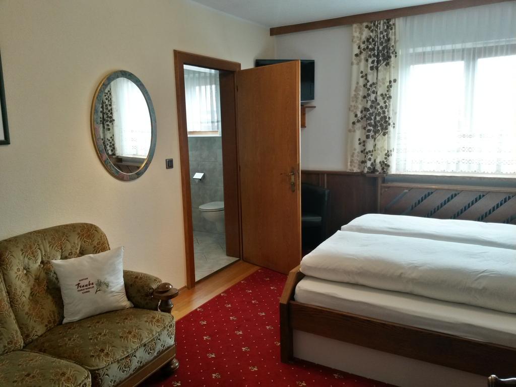 Gasthof Pension Traube Karres Zimmer foto