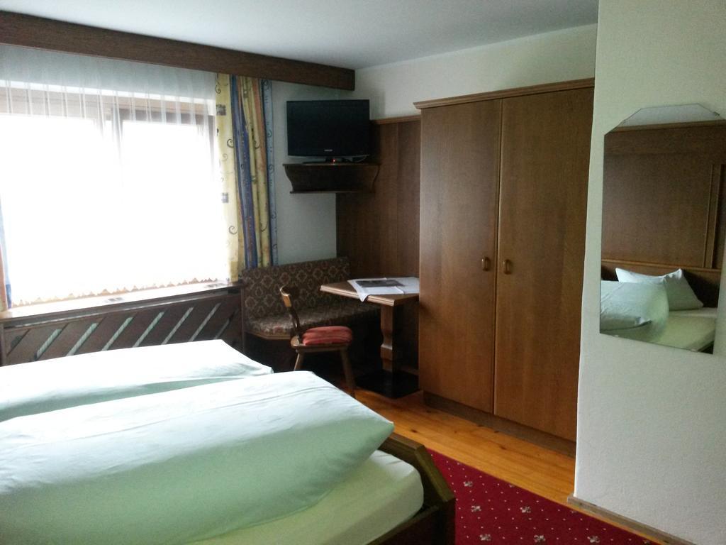 Gasthof Pension Traube Karres Zimmer foto