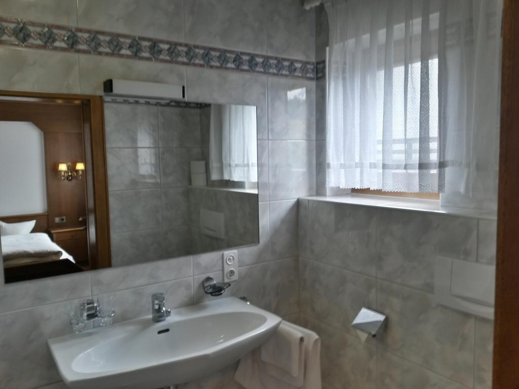 Gasthof Pension Traube Karres Zimmer foto