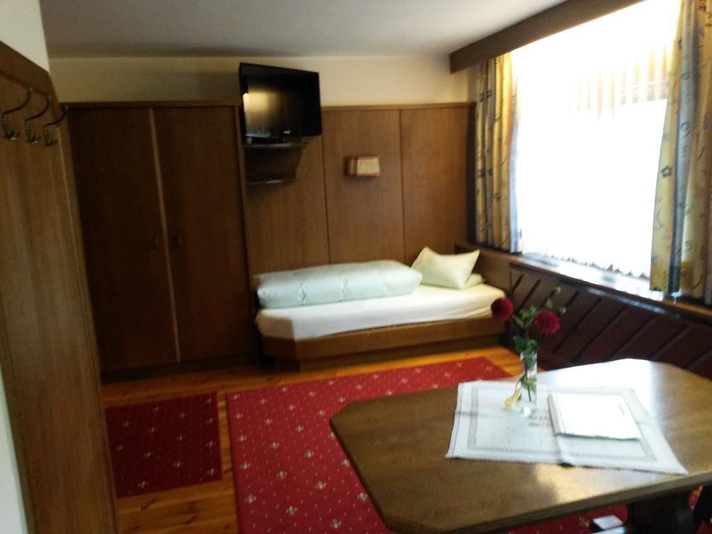 Gasthof Pension Traube Karres Zimmer foto