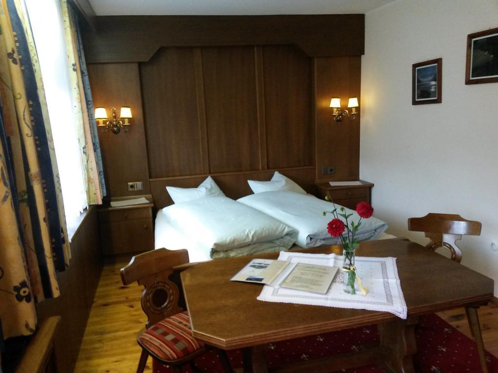 Gasthof Pension Traube Karres Zimmer foto