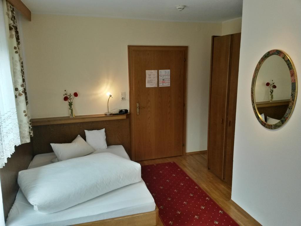 Gasthof Pension Traube Karres Zimmer foto