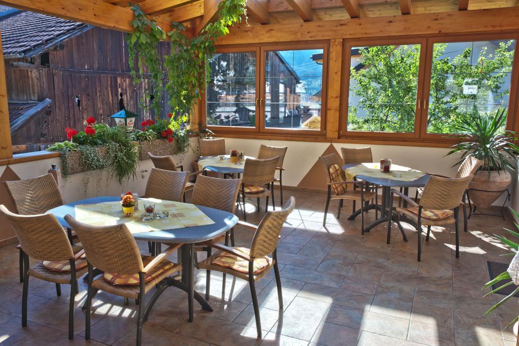 Gasthof Pension Traube Karres Exterior foto