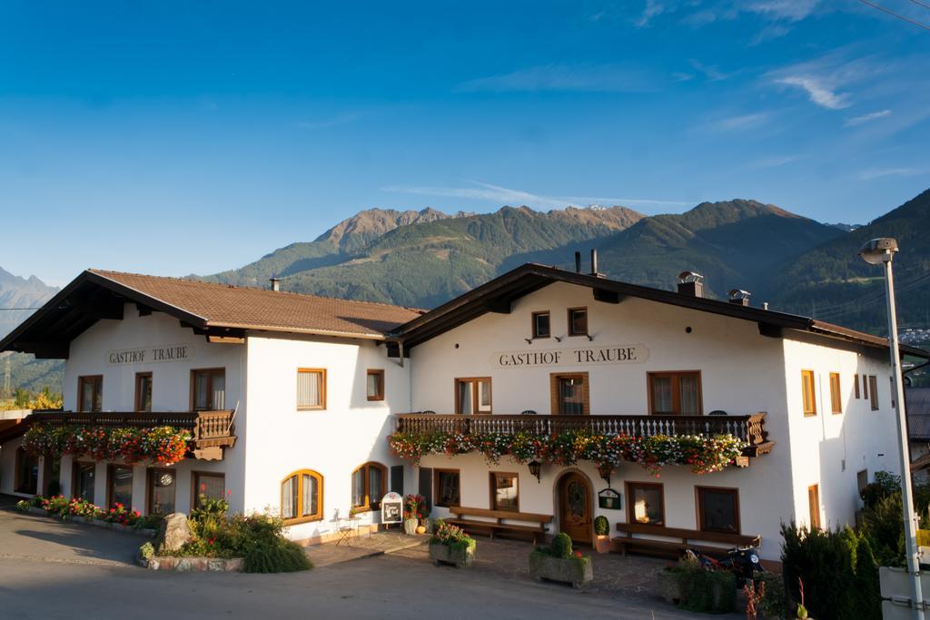 Gasthof Pension Traube Karres Exterior foto