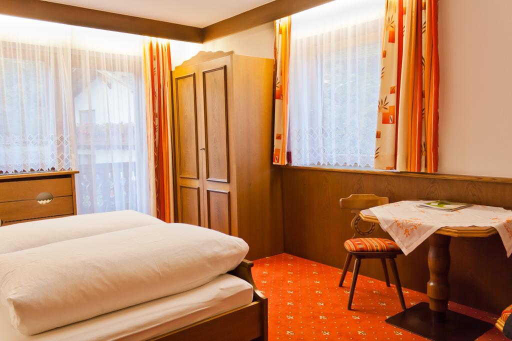 Gasthof Pension Traube Karres Zimmer foto