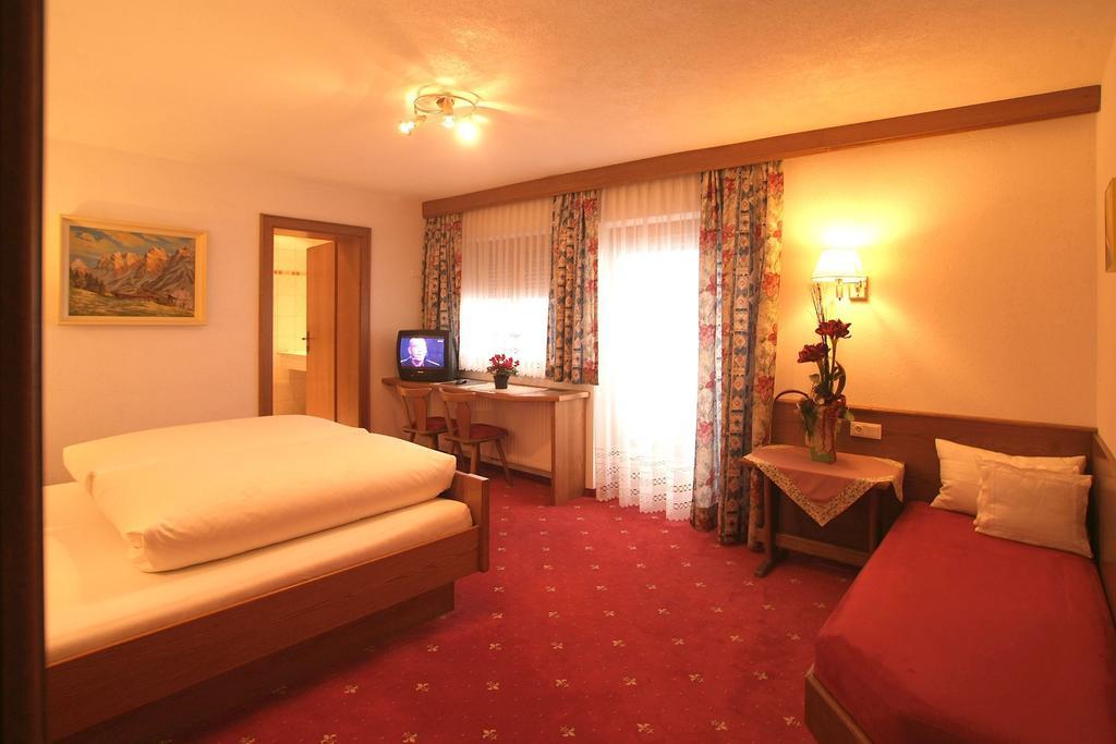 Gasthof Pension Traube Karres Zimmer foto