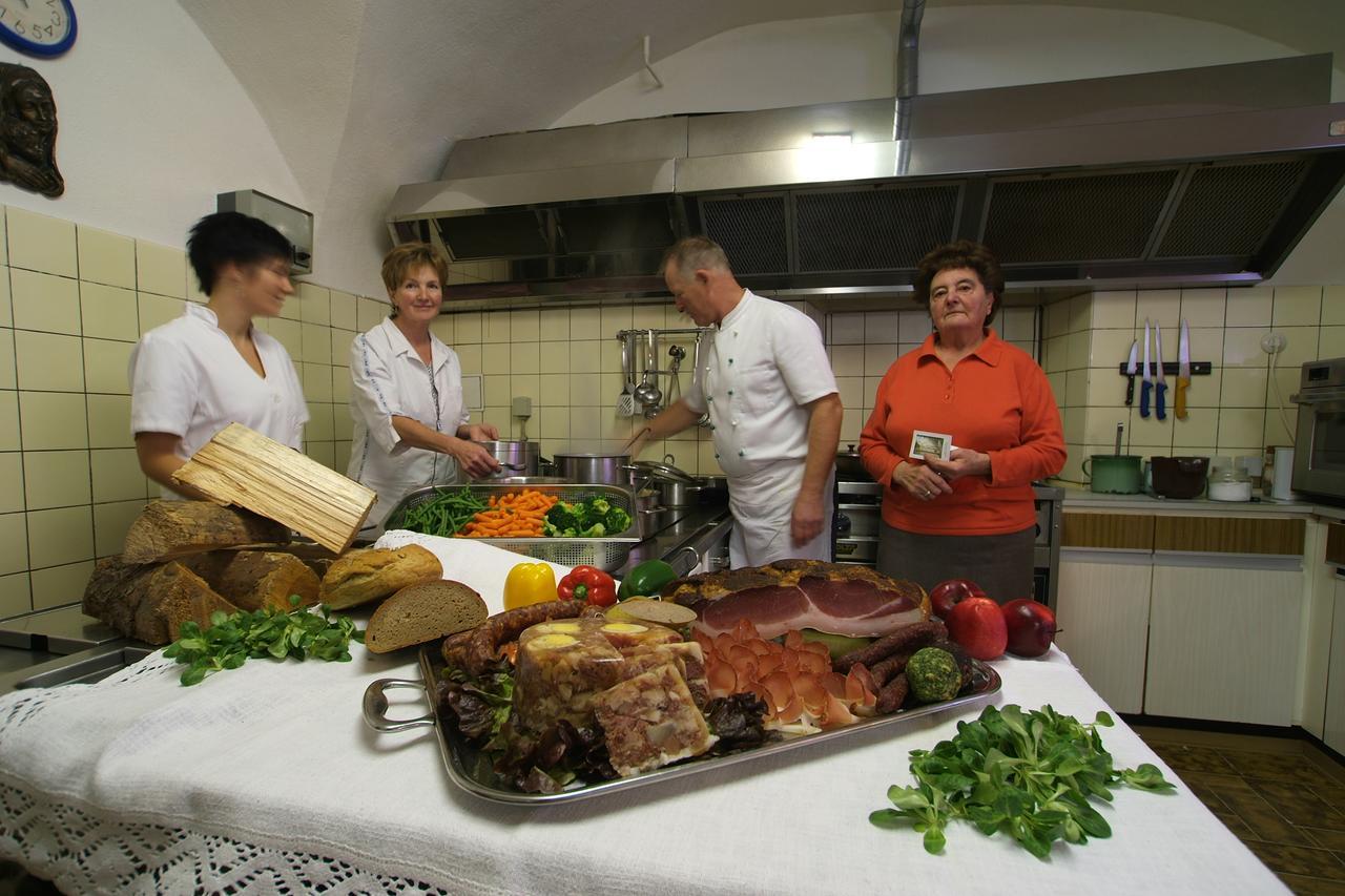 Gasthof Pension Traube Karres Exterior foto