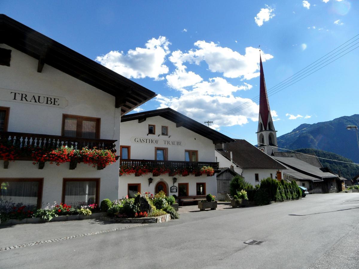Gasthof Pension Traube Karres Exterior foto