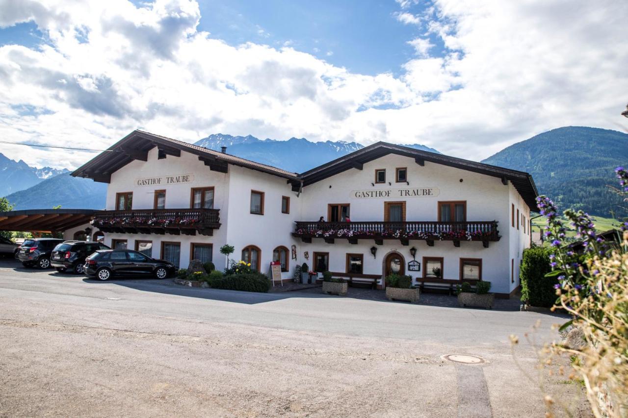 Gasthof Pension Traube Karres Exterior foto